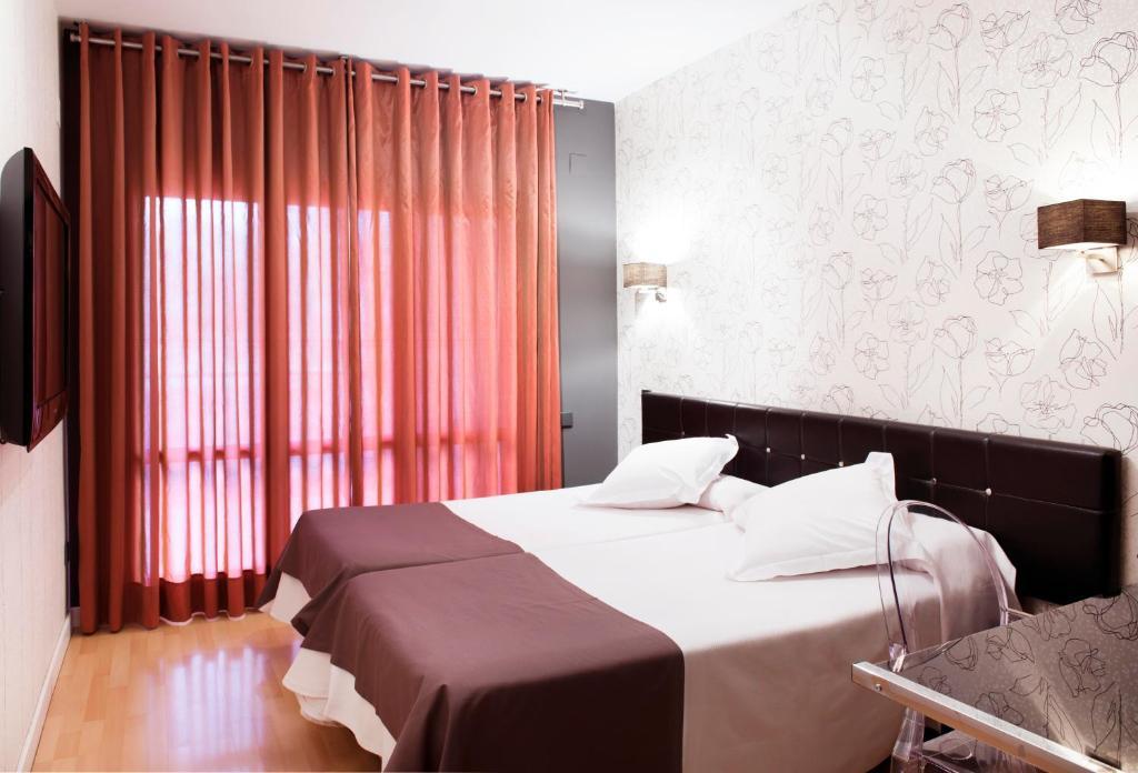 Hospedium Hostal Un Punto Chic Huesca Buitenkant foto