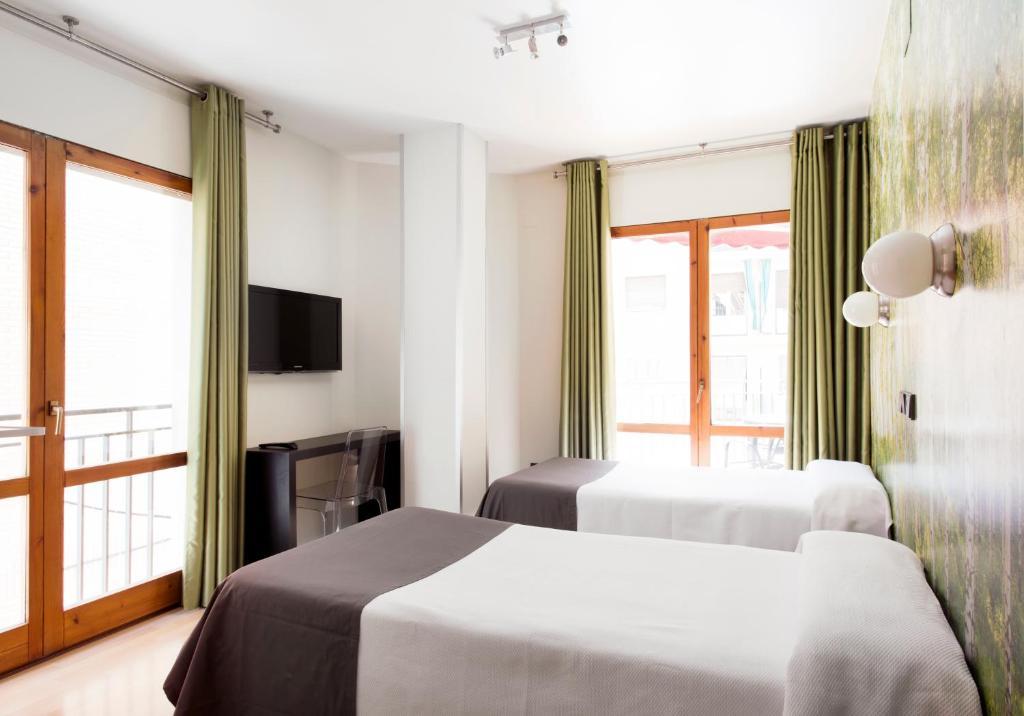 Hospedium Hostal Un Punto Chic Huesca Buitenkant foto