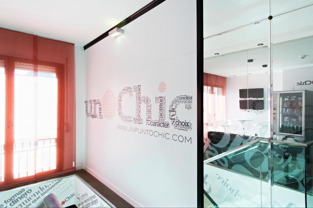 Hospedium Hostal Un Punto Chic Huesca Buitenkant foto