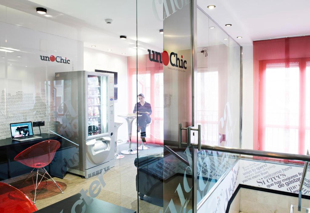 Hospedium Hostal Un Punto Chic Huesca Buitenkant foto